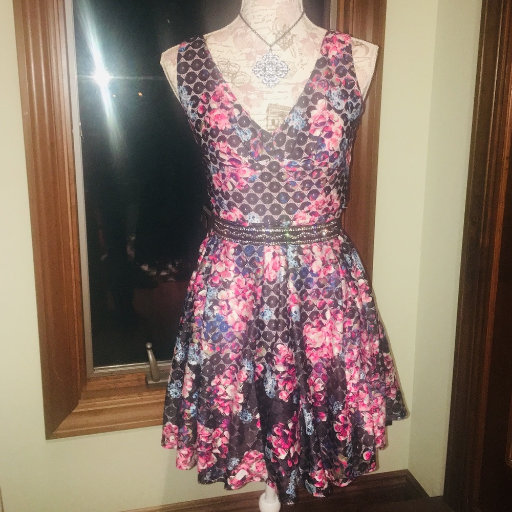 SOLD IN BUNDLE BETSEY JOHNSON FLORAL DRESS - Picture 2 of 7
